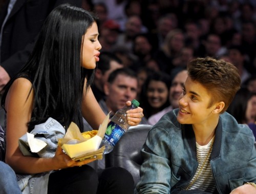  Justin Bieber & Selena Gomez besar at Lakers Game