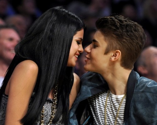  Justin Bieber & Selena Gomez baciare at Lakers Game