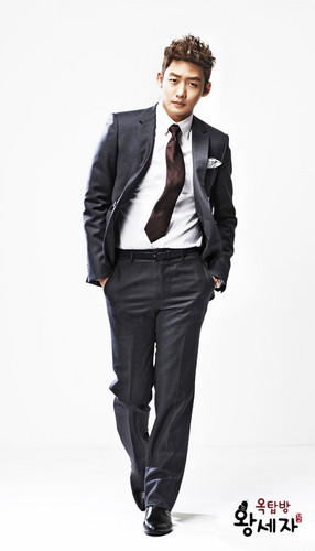 LEE TAE SUNG as Yong Tae Moo