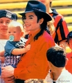 MJ WITH LITTLE BABY!!! - michael-jackson photo