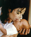 MJ WITH LITTLE BABY!!! - michael-jackson photo