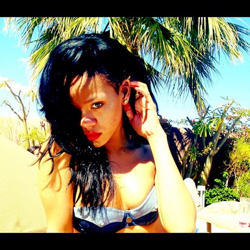 Rihanna Twitter pics