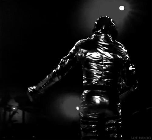 SEXY-IN-GOLD-PANTS-michael-jackson-30522615-500-461.gif