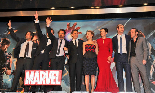 Stars at the Premiere of 'The Avengers' in Лондон