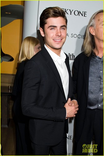  Zac Efron: 'Lucky One' NYC Screening with Taylor Schilling!