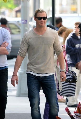  Chris Hemsworth Leaves His Hotel