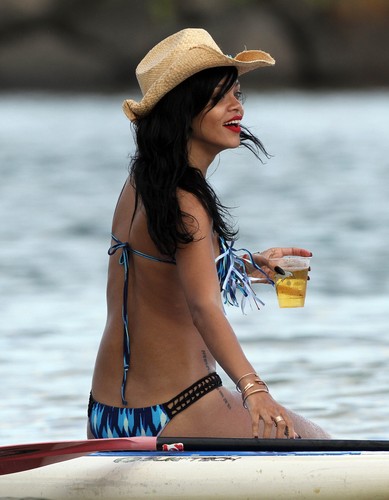  In A Bikini On The समुद्र तट In Hawaii [28 April 2012]