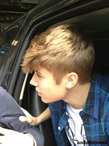  Justin Bieber with 팬 - April 28