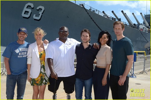  蕾哈娜 & Alexander Skarsgard: 'Battleship' in Pearl Harbor!