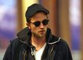 Rob arriving in Vancouver, 29-04-2012 - robert-pattinson photo