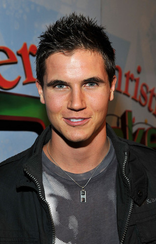  Robbie amell