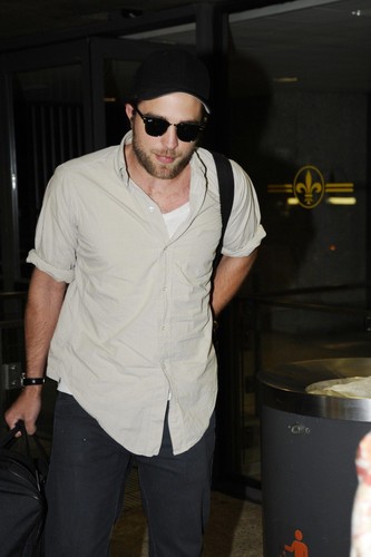  Robert Pattinson arriving in DC, 27-04-2012