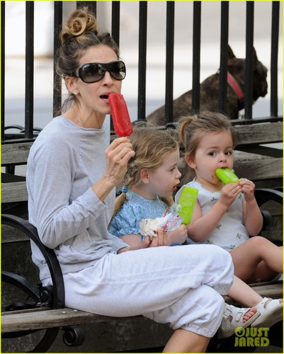  Sarah Jessica Parker: Popsicles & Park with the Twins!