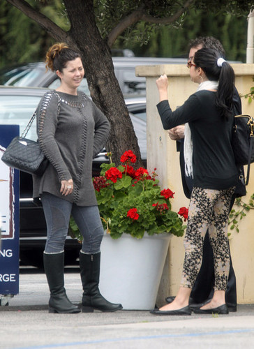  Selena lunches with her mom
