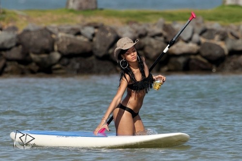  Wearing A Bikini In Hawaii [27 April 2012]
