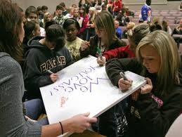  Students Wrighting We Love U Sign To Cassie