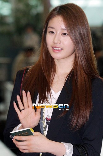 120410 T-ara to Europe trip with new girl group