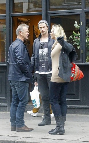  Chris Hemsworth and Parents in लंडन