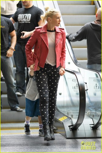  Gwen Stefani: Movie-Going Mama & Coldplay Concert!