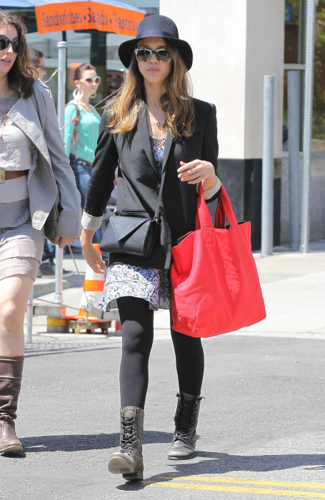  Jessica - Shopping in Beverly đồi núi, hill - April 11, 2012