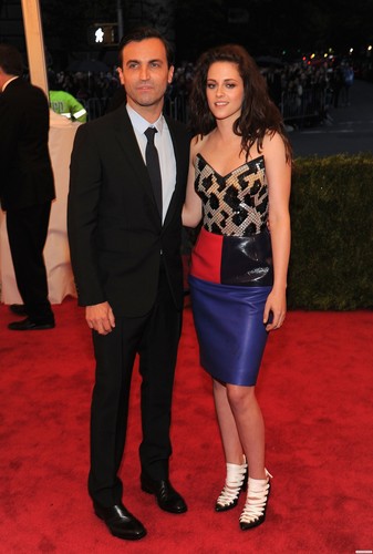 Kristen at the 'MET Annual Costume Institute Gala' in New York. {7th May 2012}