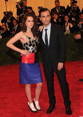 Kristen at the 'MET Annual Costume Institute Gala' in New York. {7th May 2012}