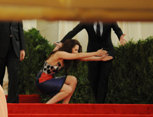  Kristen falling @ MET Gala, 2012