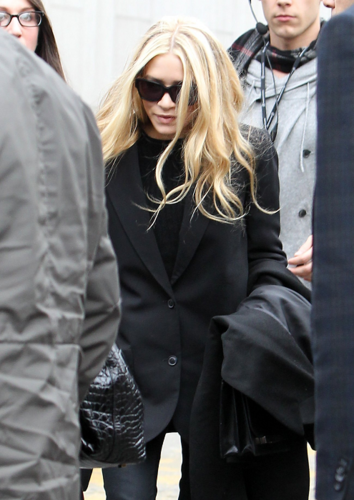  Mary-Kate & Ashley - Leave the J. Mendel mostra at the lincoln Center, NY, February 15, 2012