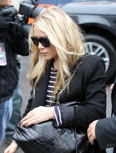  Mary-Kate & Ashley - Leave the J. Mendel tampil at the lincoln Center, NY, February 15, 2012