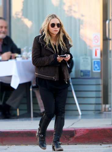  Mary-Kate - Leaves the Petrossian Cafe in West Hollywood, November 25. 2011