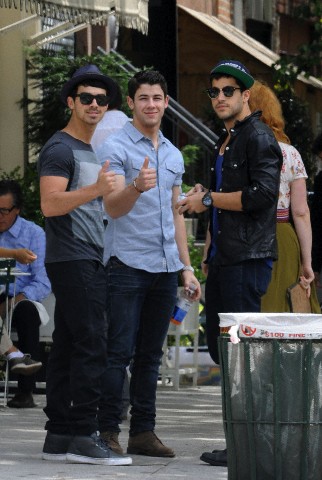 Nick Jonas vs Joe Jonas 2012