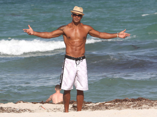  Shemar Moore Hits the ساحل سمندر, بیچ in Miami