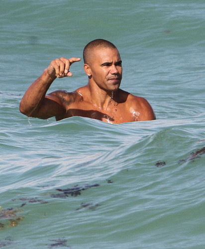  Shemar Moore Hits the 바닷가, 비치 in Miami