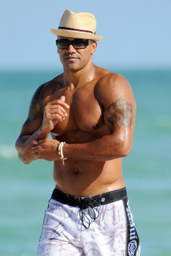  Shemar Moore Hits the ビーチ in Miami