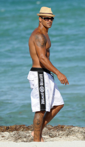  Shemar Moore Hits the пляж, пляжный in Miami