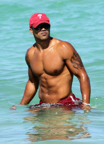  Shemar Moore 显示 Off His Sculpted 海滩 Bod