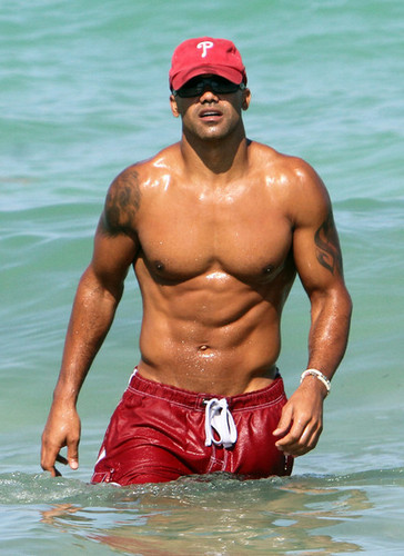  Shemar Moore 表示する Off His Sculpted ビーチ Bod