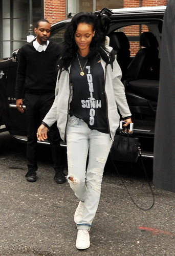 Showed Up A The Studio For A Rehearsal For Her Appearance On SNL In NYC [2 May 2012]