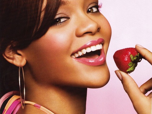  Rihanna covergirl fraise