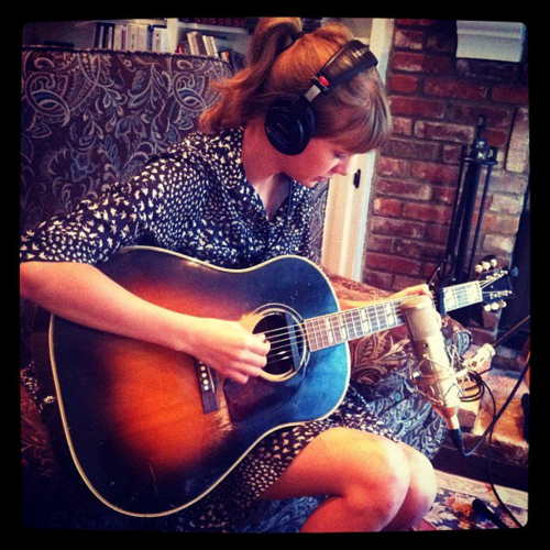  "Recording the tiếp theo album. So happy." -Taylor♥