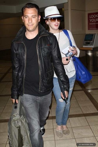05.18 - Katie Arrives At LAX Airport After Flying In From New York City