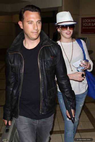 05.18 - Katie Arrives At LAX Airport After Flying In From New York City