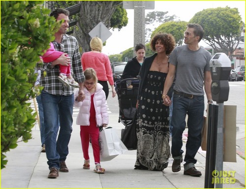  Ben Affleck & Halle Berry: Santa Monica Meetup!