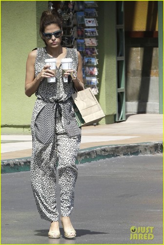  Eva Mendes: Starbucks Stop