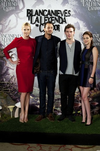 Kristen at a SWATH photocall in Madrid, Spain. {17/05/12}