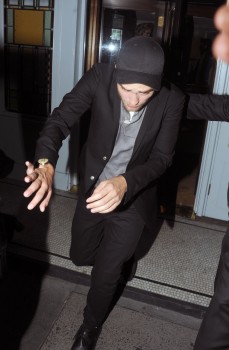  New Pics of Rob leaving A 伦敦 Club Monday