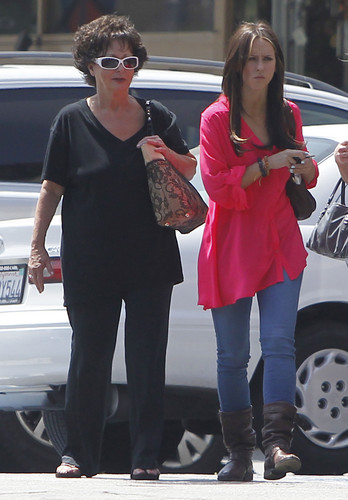  Out For Lunch With Her Mom Patricia At El Torito In Burbank [12 May 2012]
