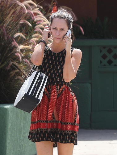  Outside A Drybar In Studio City [11 May 2012]