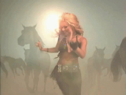  Shakira in 'Whenever, Wherever' muziki video