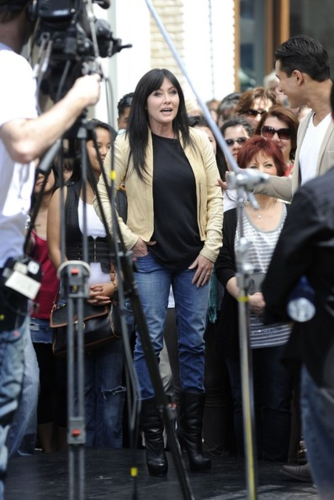 Shannen - Appears on 'Extra' at The Grove in LA, April 09, 2012
